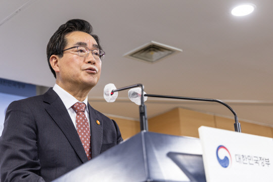 정황근 농림축산식품부 장관이 4일 정부서울청사에서 양곡관리법 개정안에 대해 법률안 재의요구권 행사와 관련한 기자회견을 열고 있다. 연합뉴스